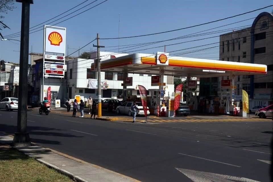 En algunas gasolineras de Shell el litro de regular y premium se venden en 21.79 y 25.89 pesos.