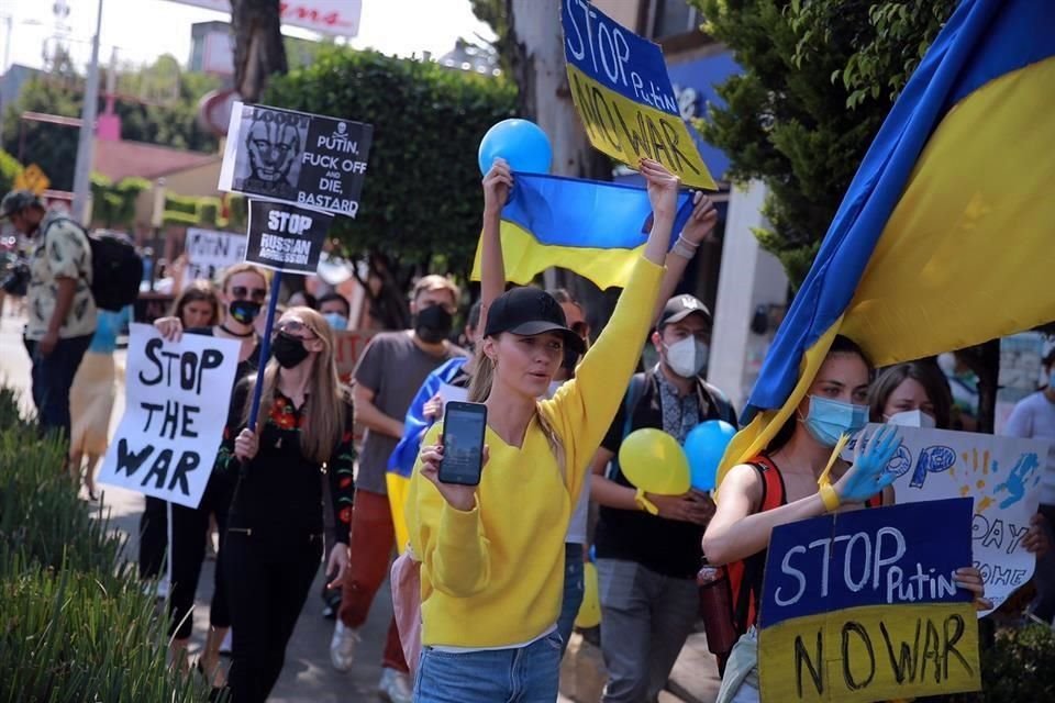Un grupo de ciudadanos de Ucrania protestaron frente a la Embajada de Rusia en la CDMX.