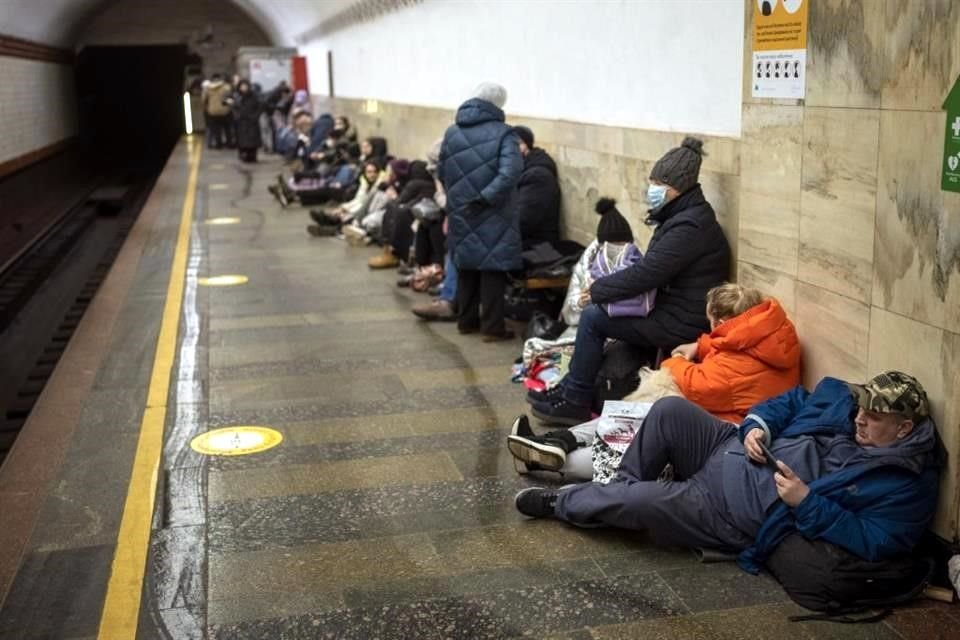 Personas descansan en una estación del Metro de Kiev.