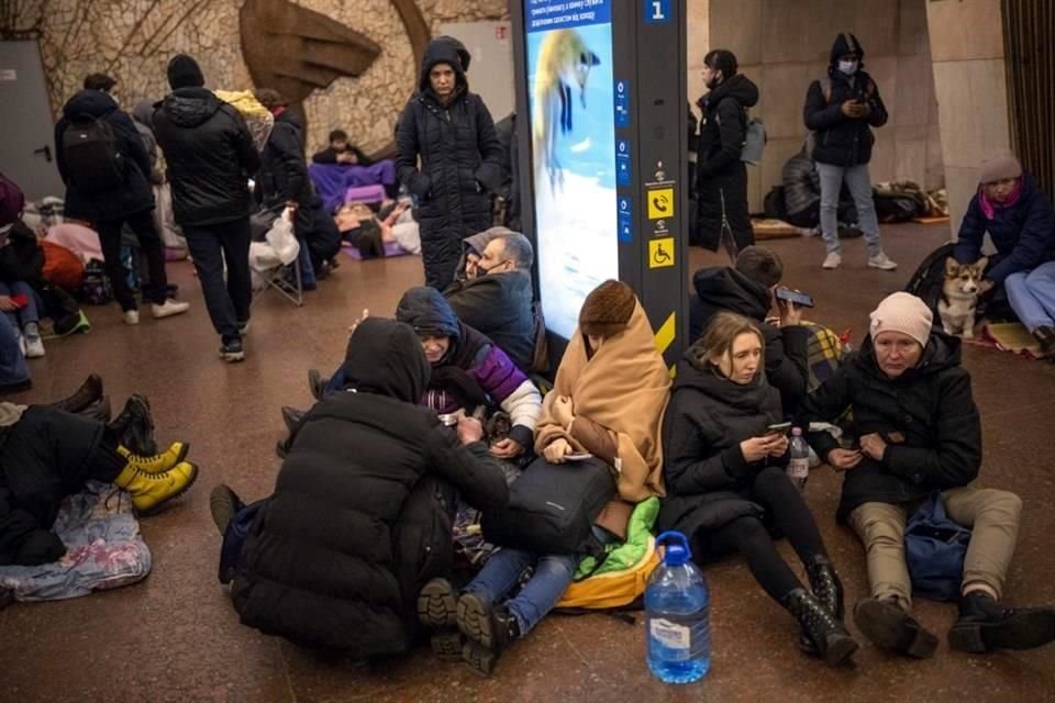 Las familias, algunas con niños, se acomodaban, cenaban y platicaban en el Metro.