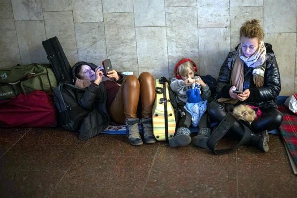 En el Metro podían verse personas de todas las edades con sus maletas y pertenencias.