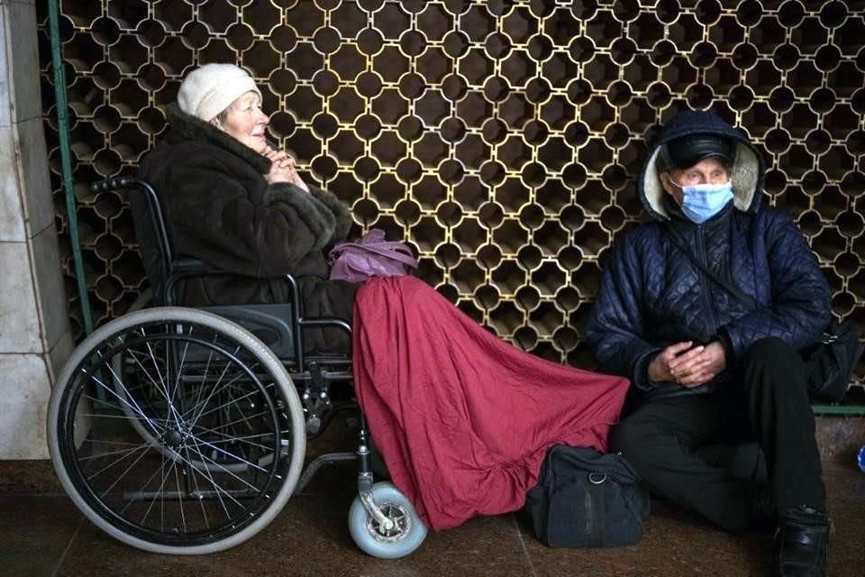 Vladimir, de 70 años, y su esposa Tamara, de 80 años, sentados en el Metro de Kiev.