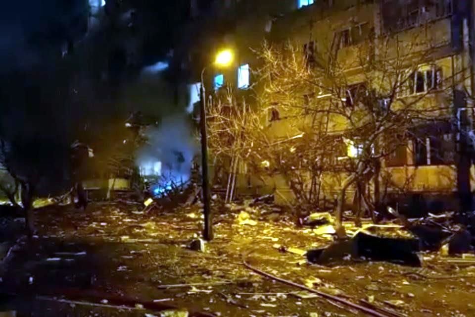 Vista de los escombros de la presunta aeronave derribada en Kiev.