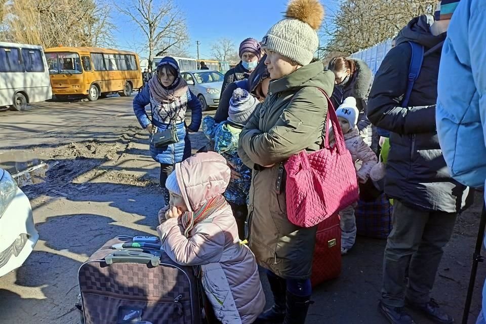 Con las pocas pertenencias que pudieron juntar, las personas se dispusieron ayer a huir de Ucrania a toda costa, por lo que el tráfico paralizó las ciudades.