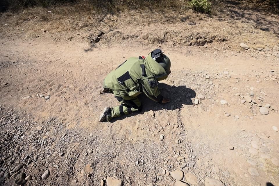 Un soldado porta un equipo antiexplosivo durante una demostración de cómo han desactivado más de 200 artefactos explosivos desde el pasado 9 de febrero en el municipio de Aguililla, Michoacán.