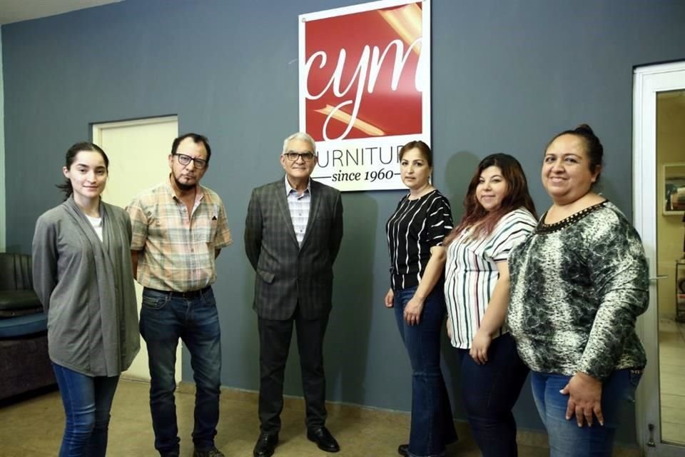 Francisco Manrique, director de operaciones de Camas y Mubles CYM Furniture (Tercero de izquierda a derecha).