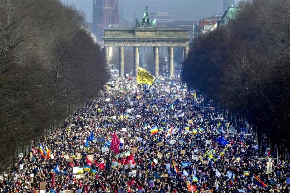 Más de 100 mil personas protestaron en Berlín (foto) para exigir paz y protestar contra la invasión rusa.