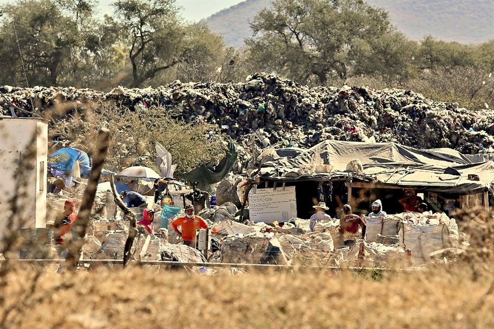El predio de La Cajilota comenzó a ser utilizado como basurero a cielo abierto y se expandió la montaña de basura.