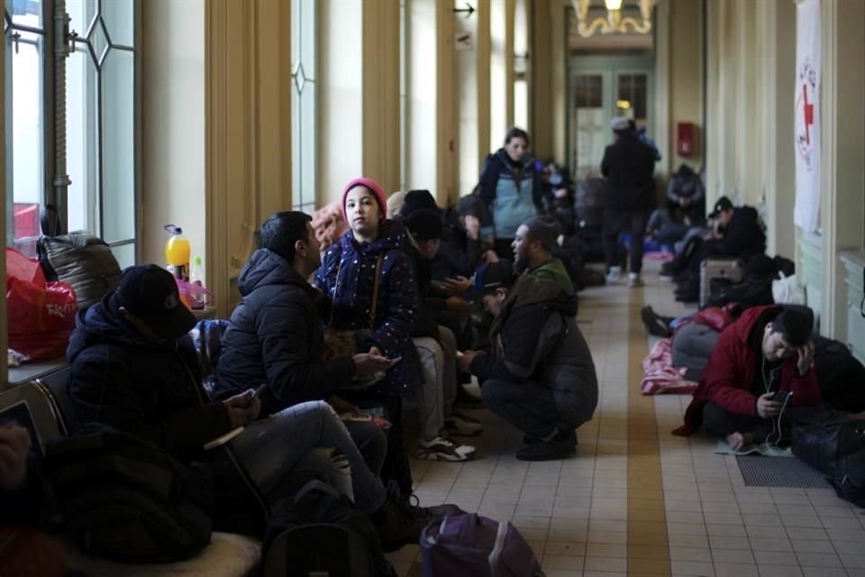 Refugiados esperan en una estación de tren enPrzemysl, Polonia.