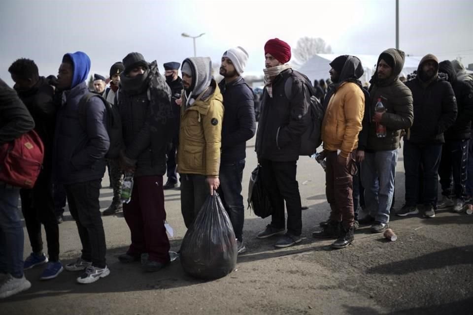 Refugiados que salen de Ucrania hacen fila para cruzar la frontera en Medyka, Polonia.