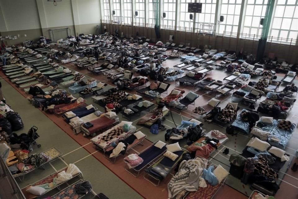 Cientos de camas para refugiados ucranianos en Medyka, Polonia.