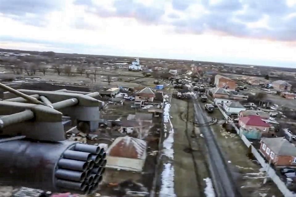 Imagen del Ministerio de Defensa ruso de un vehículo aéreo volando sobre una zona no determinada de Ucrania.