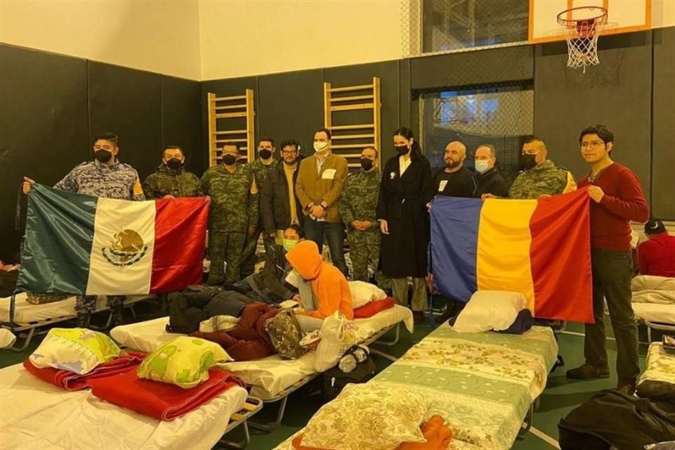 Un total de 40 mexicanos y sus parientes pasaron la noche previa en un albergue de Bucarest instalado en el gimnasio de la escuela preparatoria 'Viaceslav Harnaj' Tehnological High School.