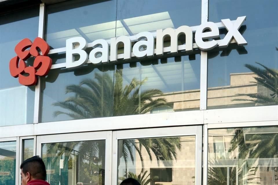 El valor accionario de Banamex se calculó entre 7 mil millones y 7 mil 300 mdd por Credit Suisse; Slim, Santander, Banorte y Mifel también han presentado ofertas.