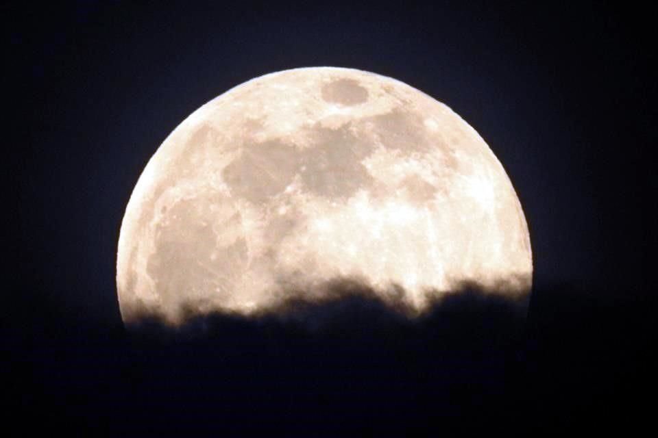 La llamada Superluna Rosa ocurre cuando, en Luna nueva o llena, el satélite natural está dentro del 90 por ciento del perigeo, es decir, en su punto más cercano a la Tierra.