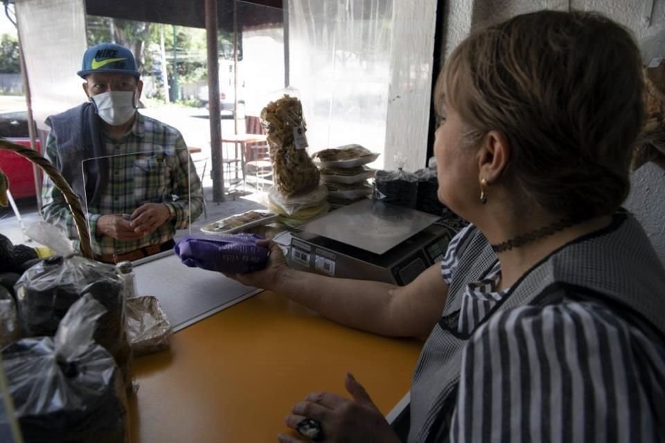 A través del proyecto 'Tort(guerr)illa', este 7 y 8 de marzo varias tortillerías de la Ciudad de México envuelven tortillas con papel de estraza con consignas feministas.