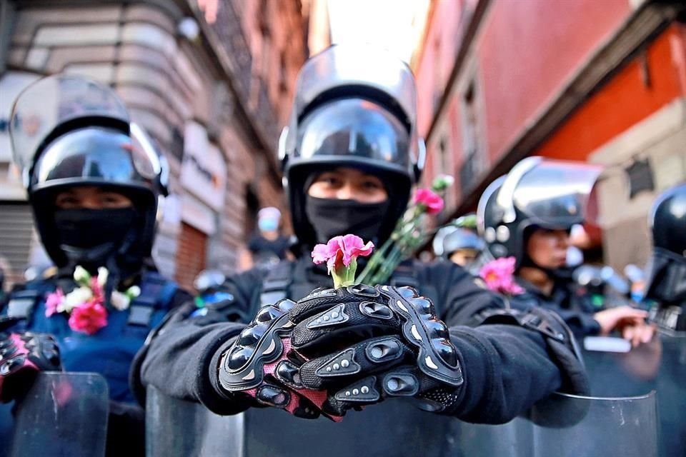 A lo largo de la marcha, las policías recibieron flores.