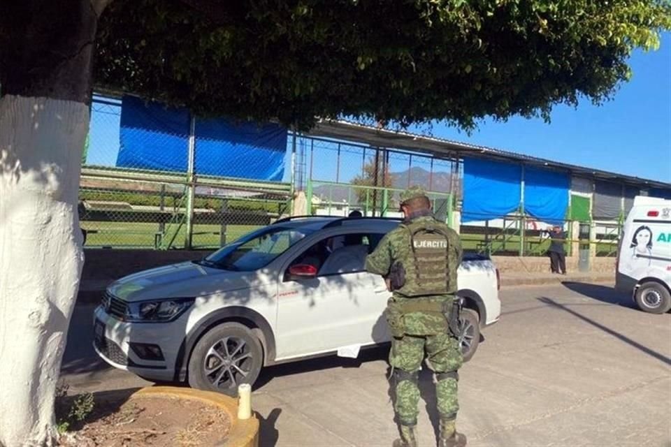 El Alcalde fue asesinado al interior de su vehículo, cerca de una cancha de futbol, en Aguililla.
