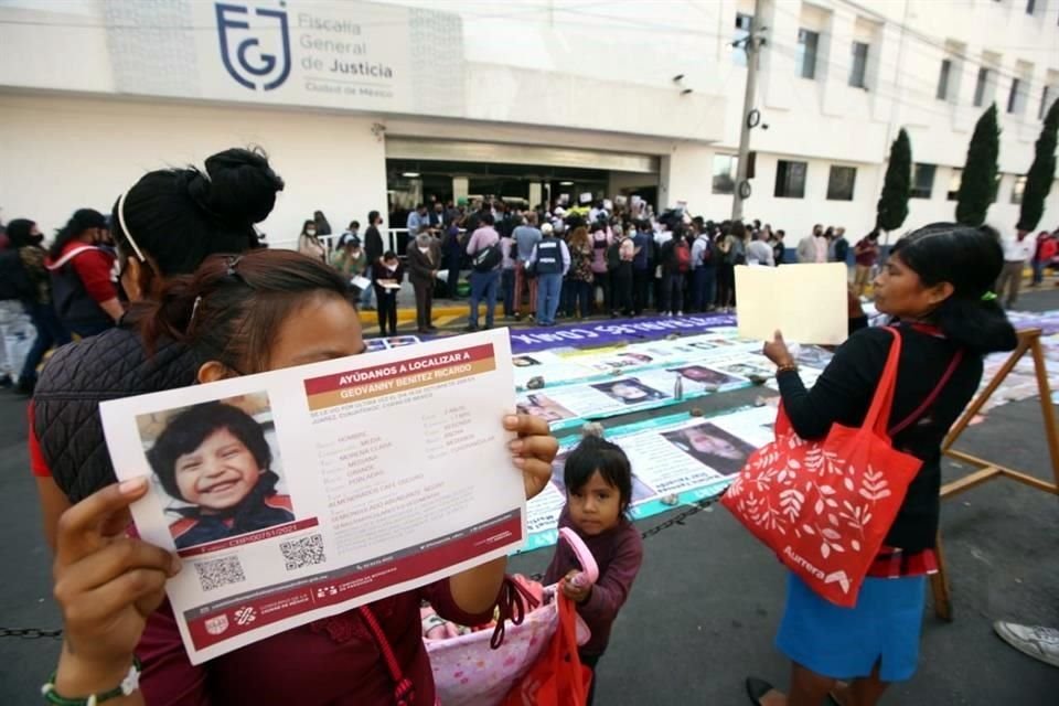 Familiares de personas desaparecidas de la Ciudad de México se manifestaron frente a la sede principal de la Fiscalía General de Justicia.