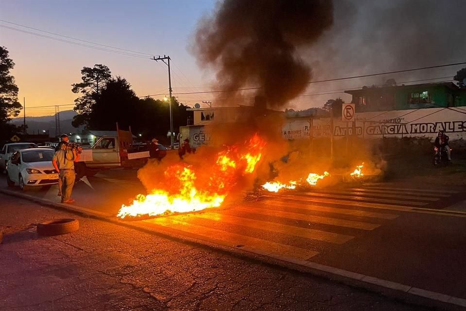 La Autopista México-Cuernavaca, a la altura de Tres Marías, y la Carretera Federal se encuentran bloqueadas por manifestantes.