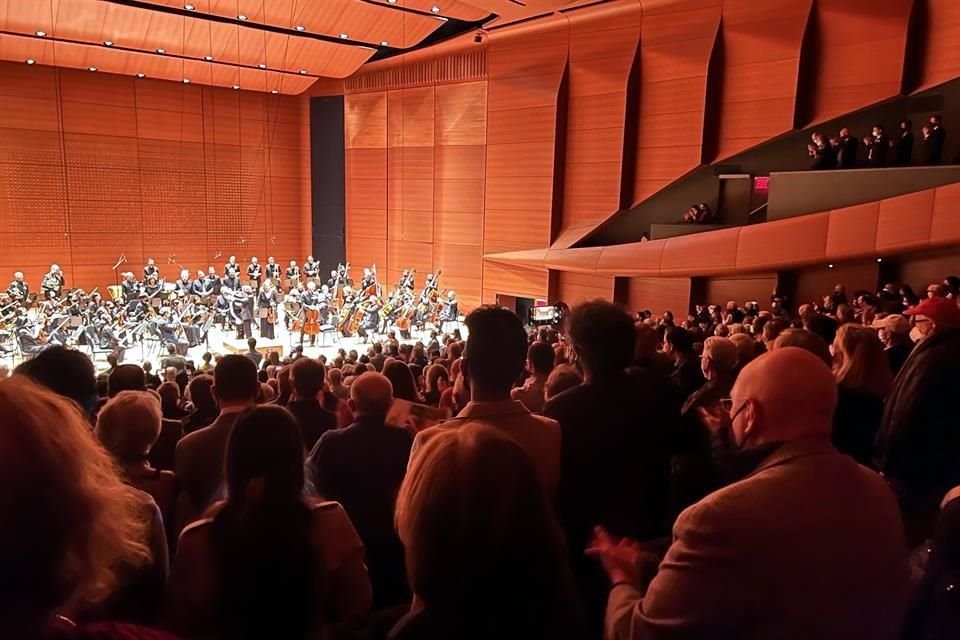 El público ovacionó de pie a la compositora mexicana y a la Filarmónica de NY.