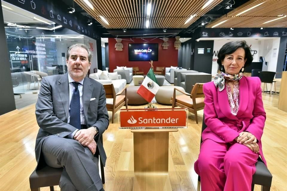 Héctor Grisi, director general de Santander México, y Ana Botín, presidenta del banco.