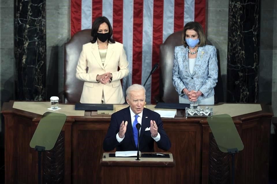 Biden da su primer discurso ante el Congreso acompañado de la Vicepresidenta Harris y la líder de la Cámara de Representantes, Nancy Pelosi.