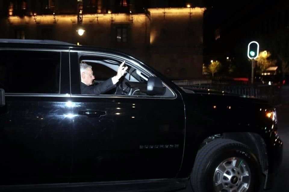 Andrés Manuel López Obrador a su salida de Palacio Nacional.
