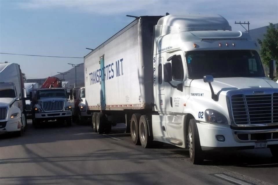 Conductores de camiones de carga y de turismo protestan en la Autopista del Sol.