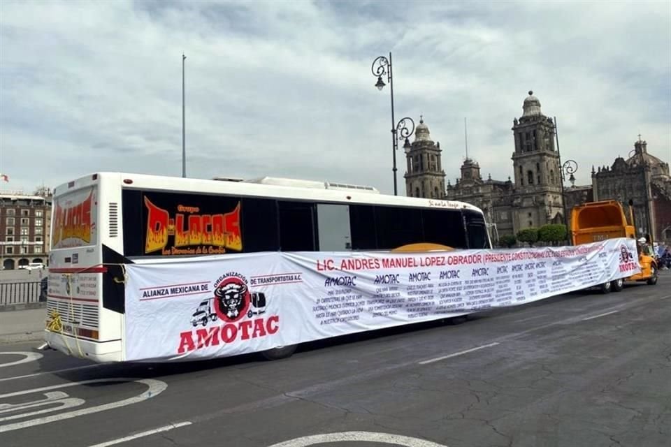 Un grupo reducido de transportistas arribó al Zócalo de la Ciudad de México.