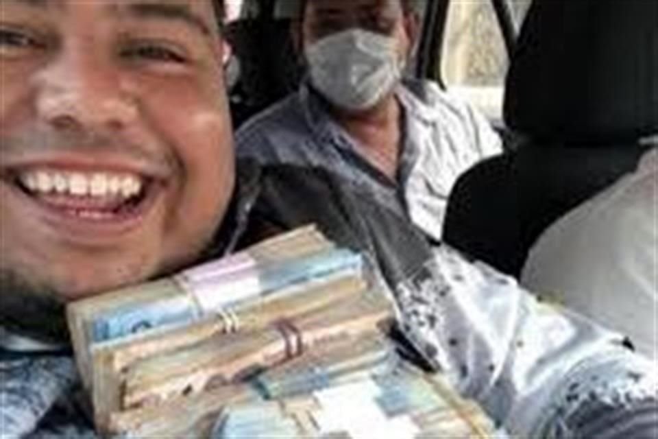Durante su campaña por la Alcaldía de San Juan de Sabinas se viralizaron fotos de Mario López con fajos de billetes de 500 pesos.