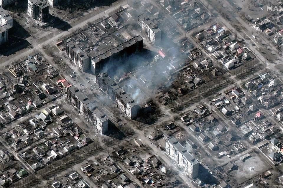 Vista satelital de edificios residenciales después de ataques del Ejército ruso.