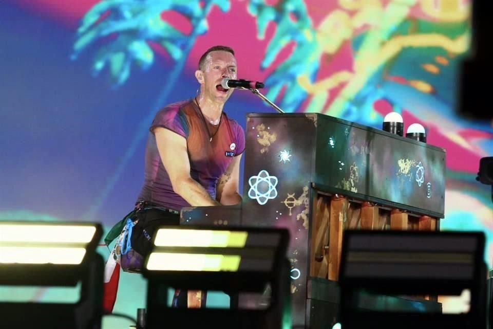 Coldplay ofreció una memorable experiencia de brit rock y pop ante 58 mil fans en el Estadio BBVA.