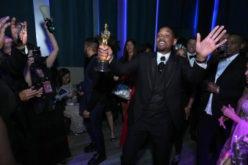 Will Smith ofreció disculpas a Chris Rock tras la bofetada que le dio durante los Óscar; aseguró que su comportamiento fue inaceptable.