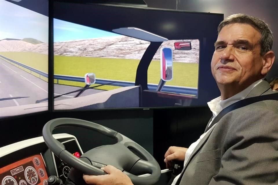 Alex Theissen, presidente de la Asociación Nacional de Transporte Privado, durante la presentación del 'TrackSIM', un simulador virtual móvil para capacitar a operadores del transporte de carga.