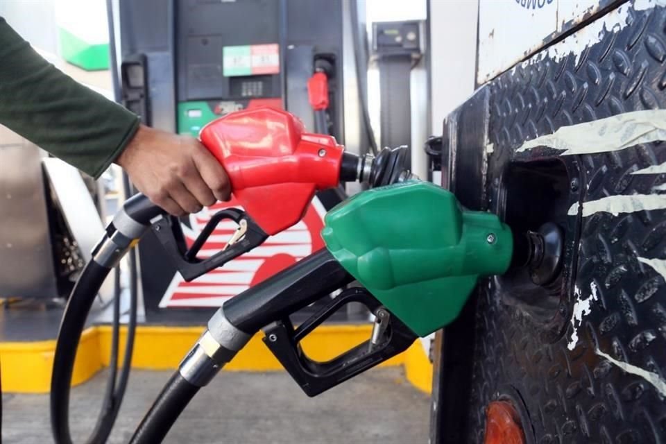 En abril, Gobierno federal tuvo que erogar 542.5 mdp para mantener precio de gasolinas y así mitigar alza internacional en combustibles.