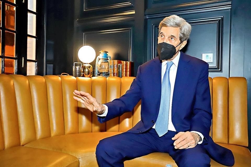John Kerry, Comisionado Especial del Presidente Joe Biden para el Clima, fue entrevistado por Grupo REFORMA al final de la reunión de más de cuatro horas con AMLO.
