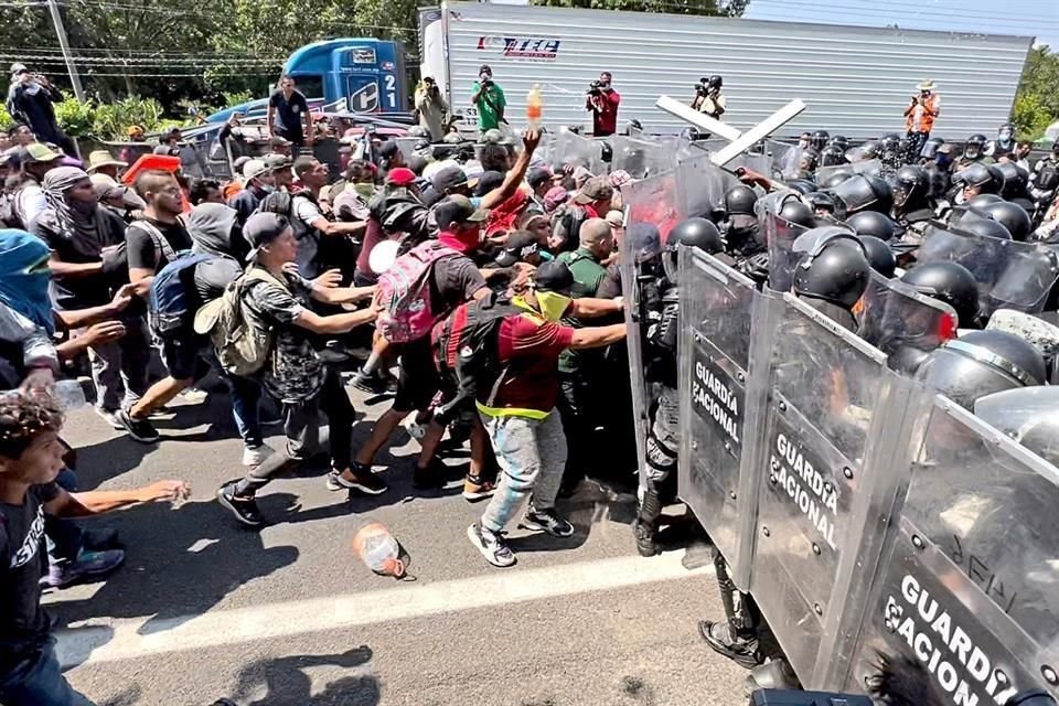En el sur, los frenan. Tras enfrentar en dos ocasiones a personal de la Guardia Nacional y de Migración, una caravana de migrantes que salió de Tapachula fue desarticulada ayer.