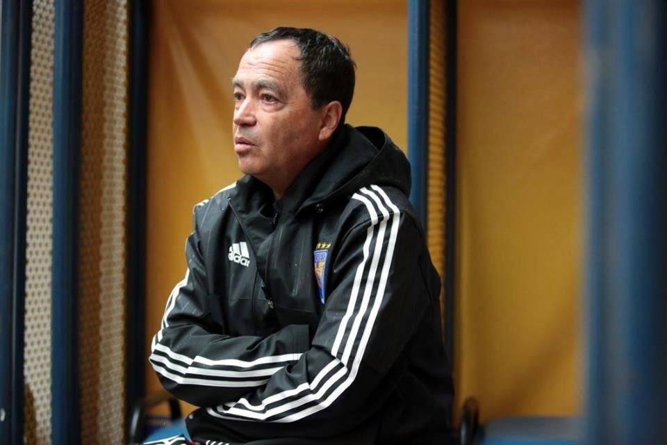 Hugo Hernndez fue futbolista y acompa como auxiliar a los entrenadores Miguel Meja Barn y Ricardo Ferretti en diferentes equipos.