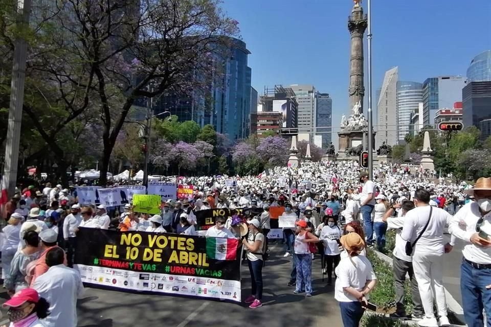 Antes de salir en marcha, los inconformes entonaron el Himno Nacional.