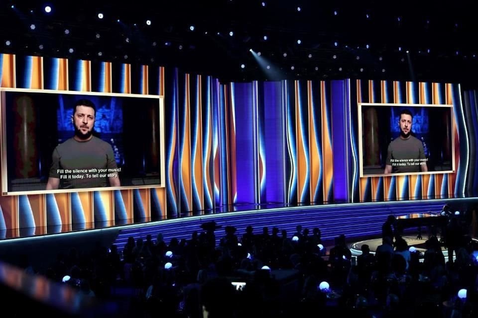 El Presidente ucraniano Volodymyr Zelensky apareció en un video en los Grammys, donde habló sobre cómo la guerra silencia la música.