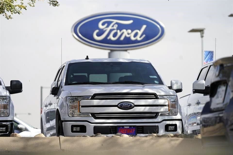 Ford redujo su pronóstico de ganancias para el año completo debido a la escasez de chips que se extenderá hasta el próximo año.