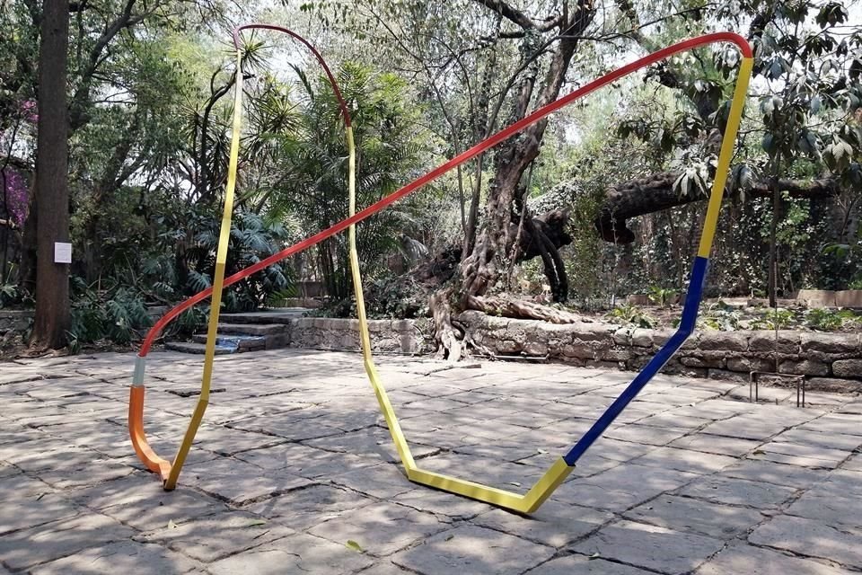En el jardín de Casa Ortega, que proyectara Luis Barragán en General Francisco Ramírez 20, se han dispuesto una docena de esculturas de creadores como Raymundo Sesma y Adeline de Monseignat.