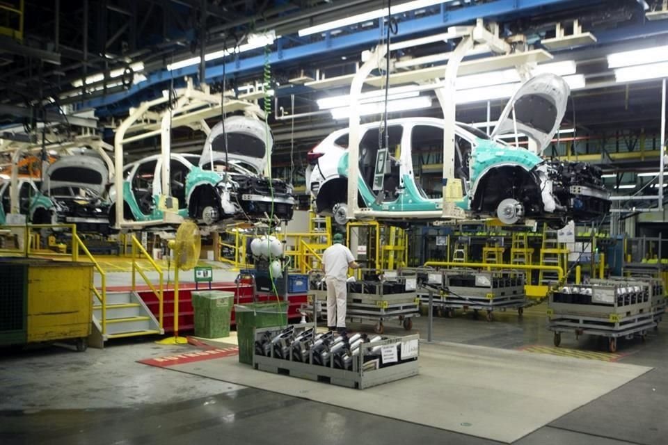 Durante abril se produjeron 286 mil 999 vehículos ligeros en México.