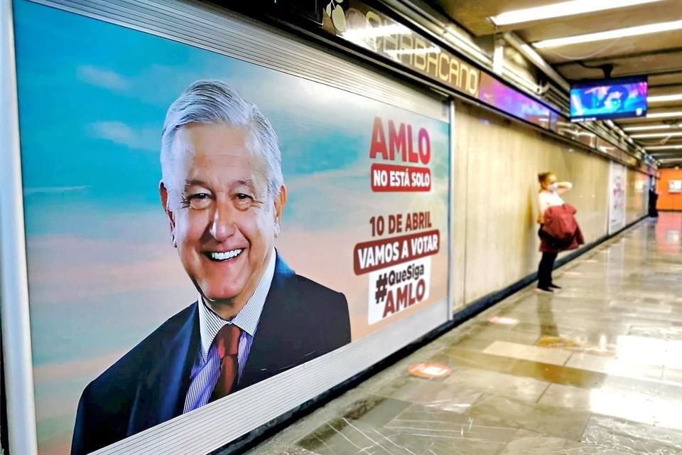 Carteles y anuncios promoviendo la revocación de mandato se muestran en diversas estaciones del Metro de CDMX.