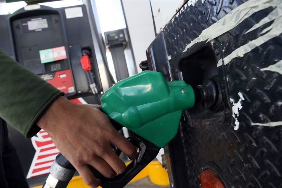 En abril, Gobierno federal tuvo que erogar 542.5 mdp para mantener precio de gasolinas y así mitigar alza internacional en combustibles.