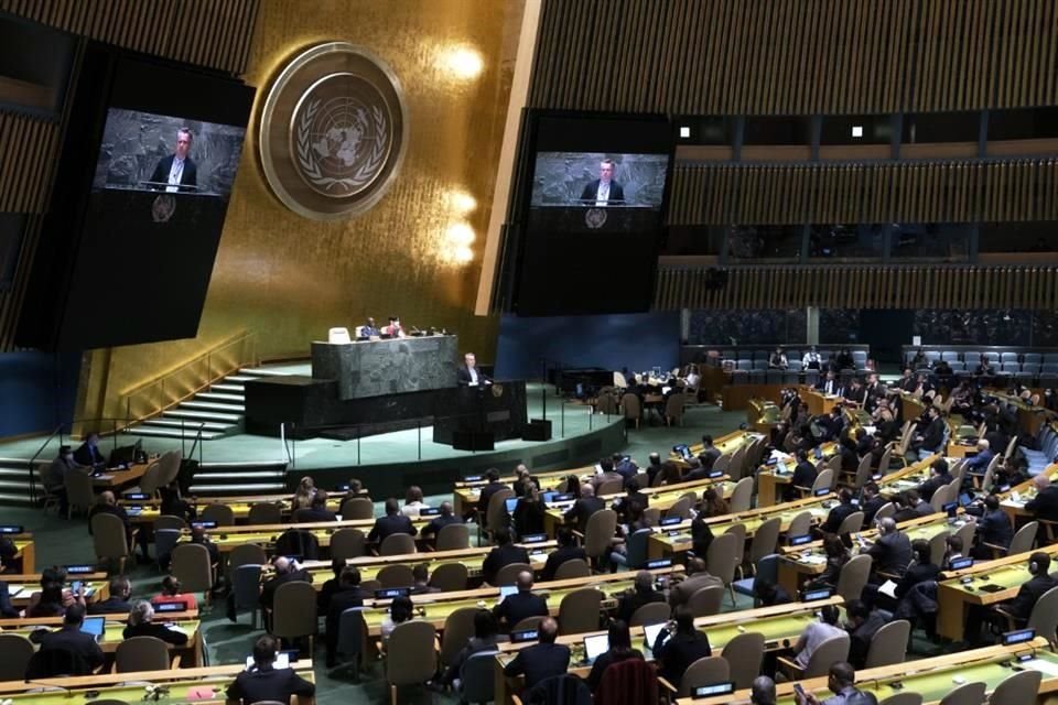 Vista de la Asamblea General de la ONU, que hoy votó a favor de expulsar a Rusia del Consejo de DH.