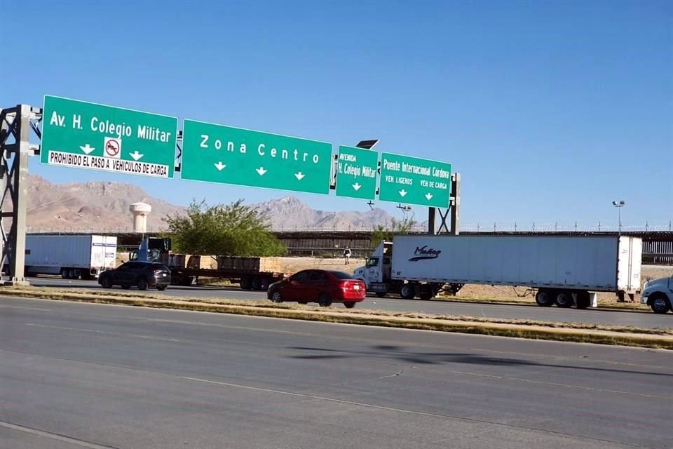 Las largas filas por las revisiones minuciosas que aplican autoridades de Texas persisten en la ciudad fronteriza.