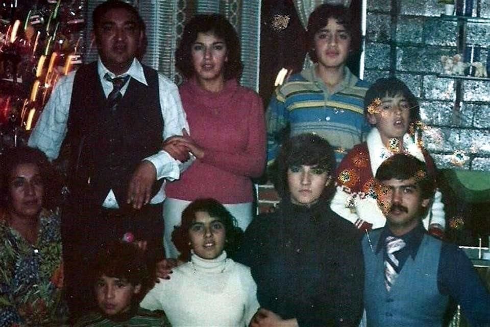 Dulce (de negro) con sus padres y hermanos, en una imagen donde también aparece (de bigote, chaleco azul y corbata) su mánager, de nombre no identificado.