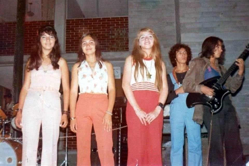 Fotografía de Dulce, en la década de los 70, con su banda musical; tenía una voz potente, recuerda el coreógrafo.